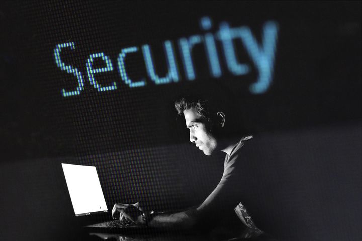 Foto von methodshop--1460919: https://www.canva.com/photos/MADQ5I6TNL0-man-researching-on-laptop-with-security-sign/