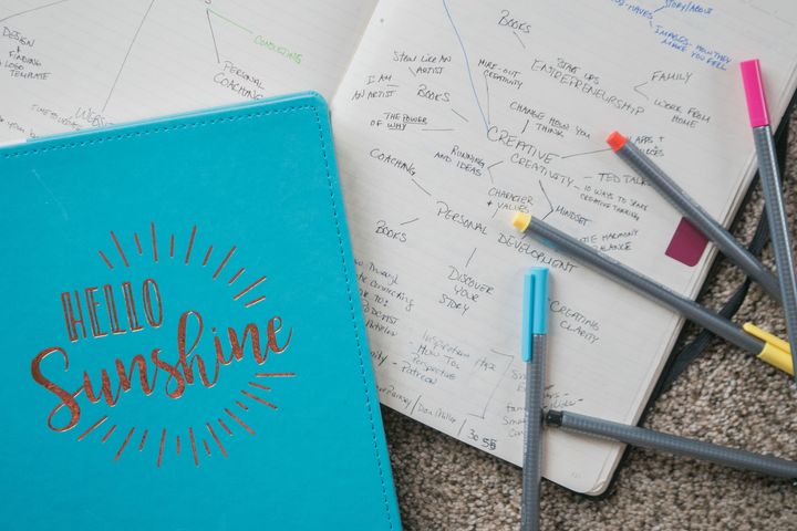 Foto von Jessica Lewis: https://www.canva.com/photos/MADyRIWiCXY-photo-of-five-assorted-color-pens-on-paper/