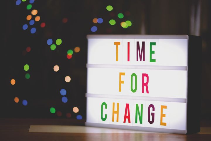 Foto von Alexas Fotos: https://www.canva.com/photos/MADyQ8Yt_6U-time-for-change-sign-with-led-light/