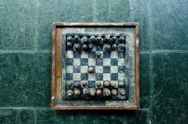 Foto von Claire Thibault: https://www.canva.com/photos/MADGyFYV_jI-chessboard-on-green-surface/