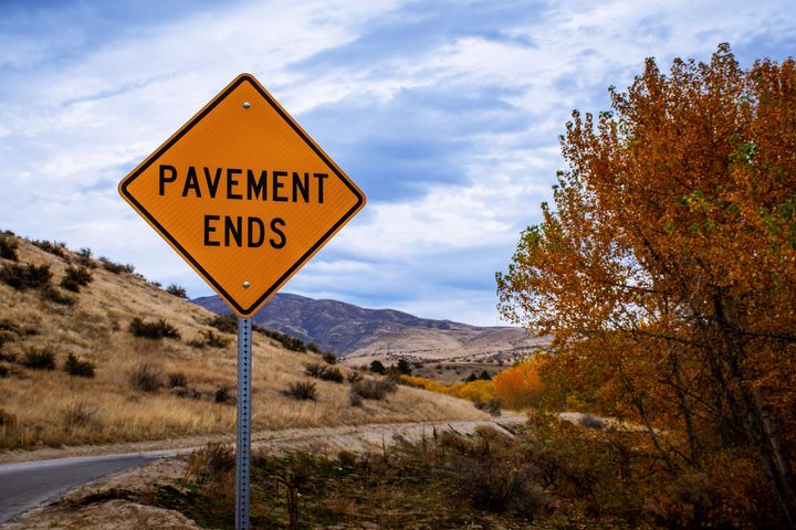 Foto von Brett Sayles: https://www.canva.com/photos/MADyRuP7agI-pavement-ends-road-signage/