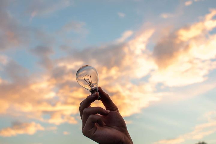 Foto von fotografierende: https://www.canva.com/photos/MADGv3bj6Gk-person-holding-clear-light-bulb/