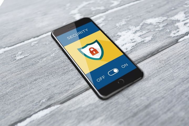 Foto von BiljaST--2868488: https://www.canva.com/photos/MADQ5O6pNv4-smartphone-showing-activated-security-system/