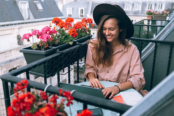 Foto von Daria Shevtsova: https://www.canva.com/photos/MADyQx--2RY-woman-wearing-beige-dress-shirt-using-laptop-computer/