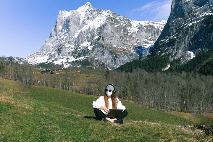 Foto von Anna Shvets: https://www.canva.com/photos/MAD2zrC4Q7M-woman-wearing-face-mask-on-mountain/