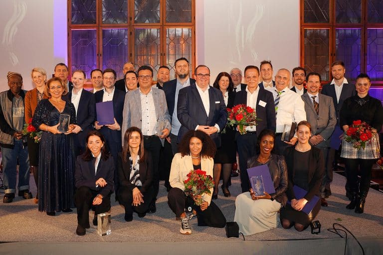 Gruppenfoto der Preisträger und Veranstalter beim Münchner PhönixPreis 2021 und 2022